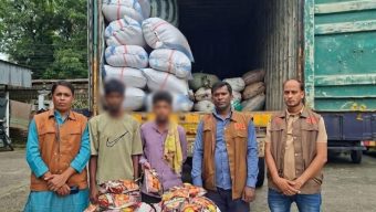 সুনামগঞ্জে বিপুল পরিমাণ ফুচকা কাভার্ডভ্যান সহ দুই জন আটক।