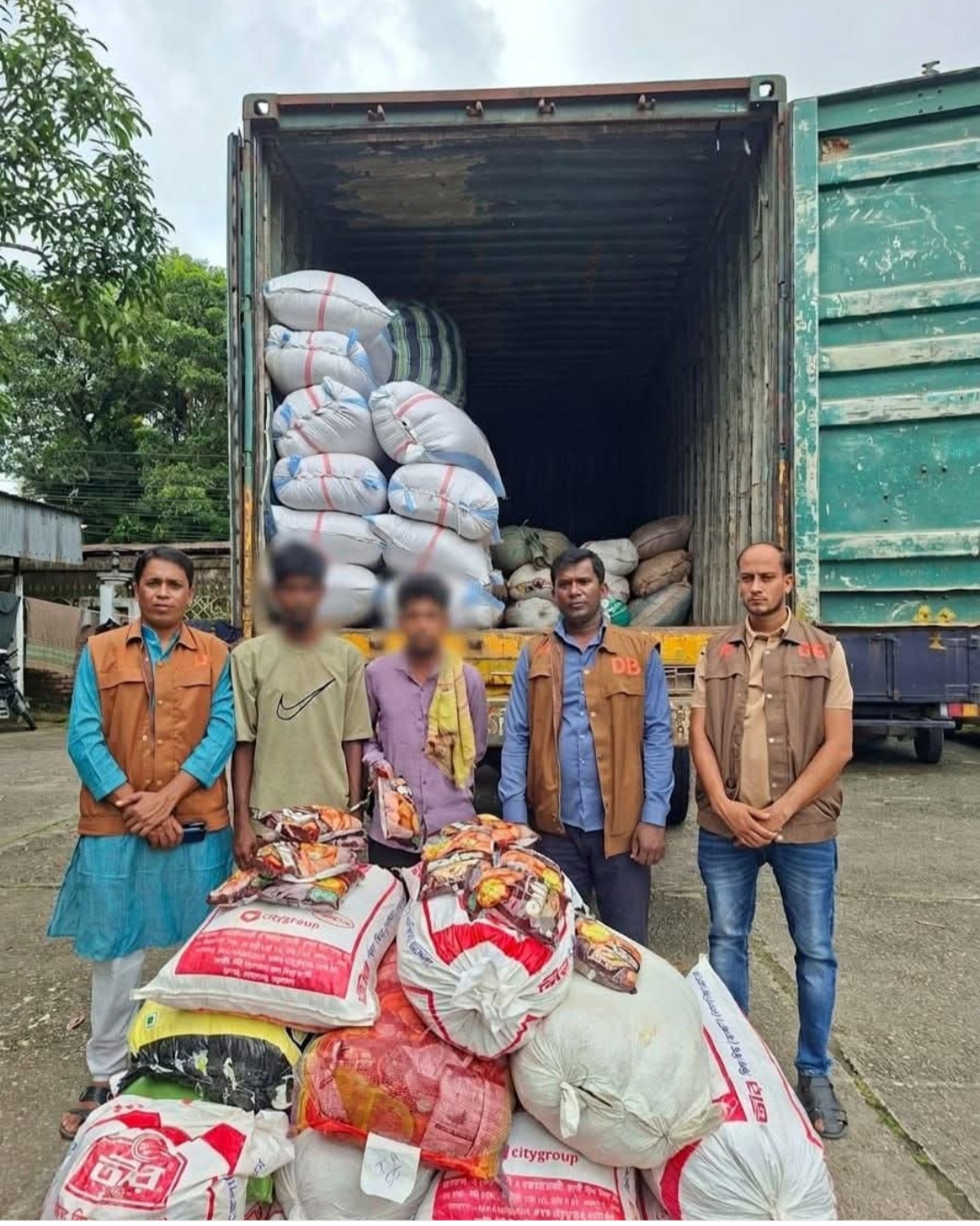 সুনামগঞ্জে বিপুল পরিমাণ ফুচকা কাভার্ডভ্যান সহ দুই জন আটক।