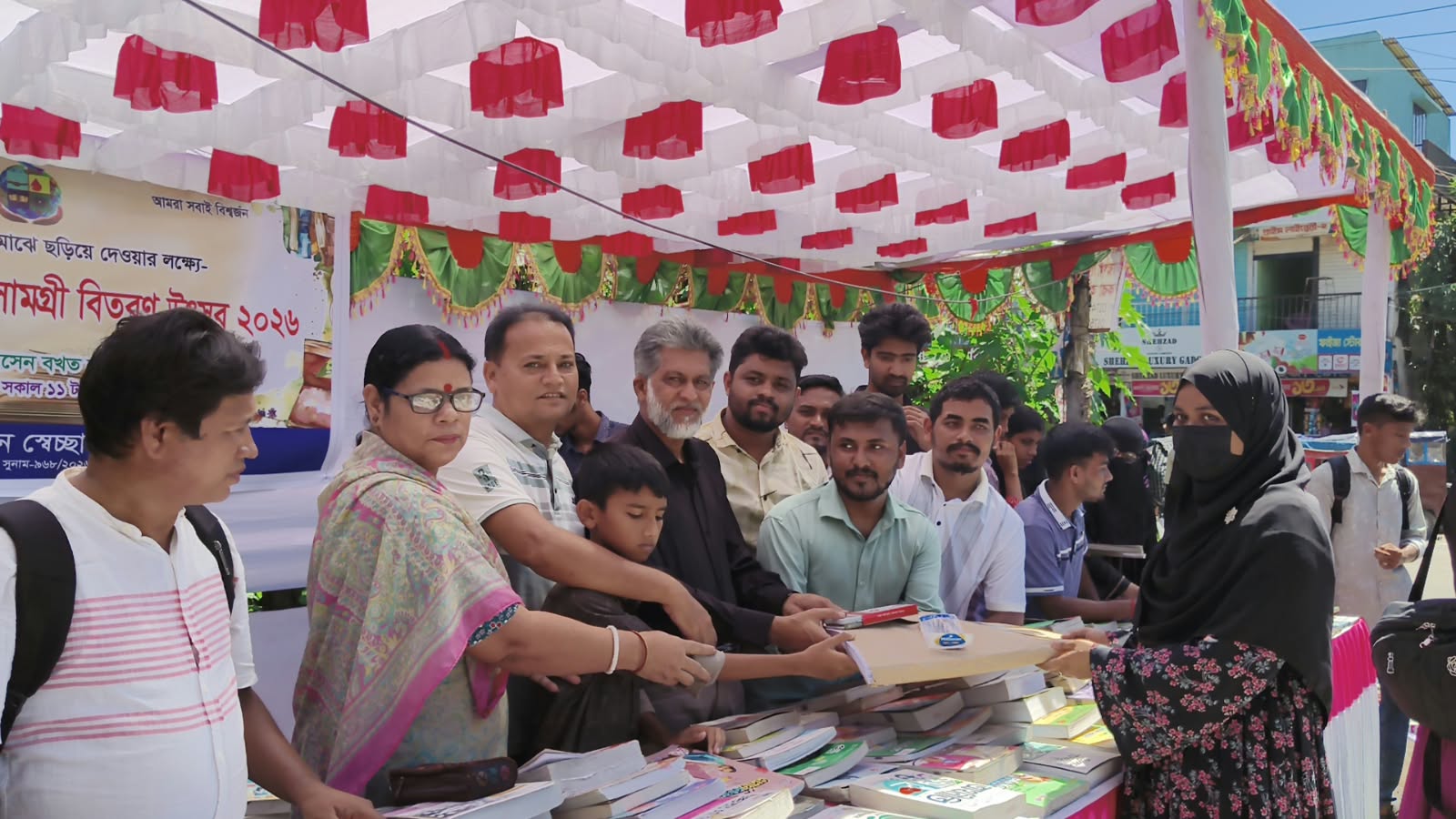 সুনামগঞ্জে বিনামূল্যে শিক্ষার্থীদের বই বিতরণ