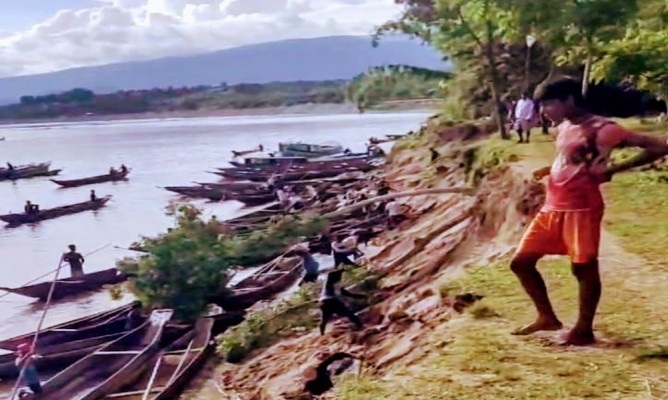 চেলা নদীতে বালুর ‘মহালুট’! ১০ দিনেই ৫ কোটি টাকার বালু উওোলন