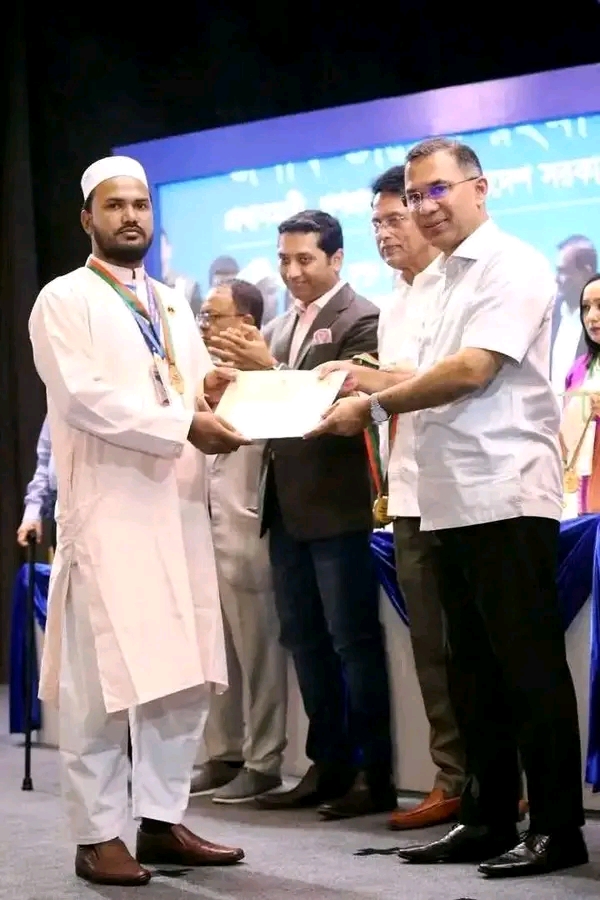 প্রধানমন্ত্রীর হাত থেকে গুনী শিক্ষক সম্মাননা পেলেন ছাতক জালালিয়া কামিল মাদ্রাসার ড. মোহা. আহমাদুল্লাহ
