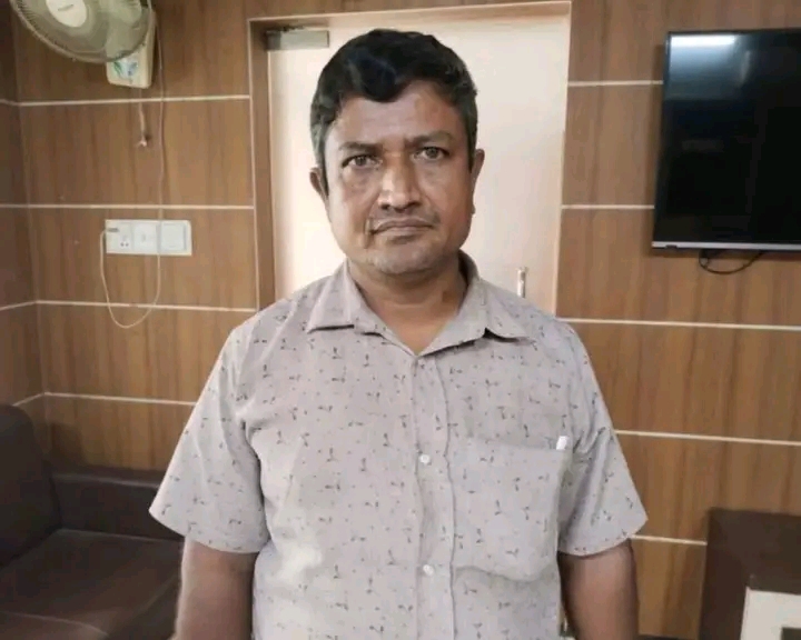 শেখ হাসিনার বাংলাদেশ’ ব্যানারে শিক্ষক দিবস পালন, প্রধান শিক্ষক আটক