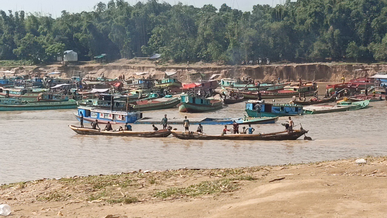 দোয়ারাবাজারে মরা চেলা নদীতে ড্রেজার তান্ডবে জনপদ বিলীন।