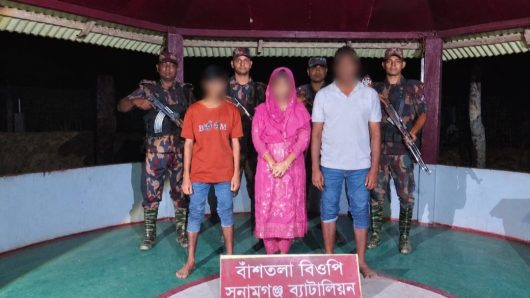 সুনামগঞ্জ সীমান্তে এক মানব পাচারকারী সহ তিন জন আটক অপর দুই জন পালিয়েছে।